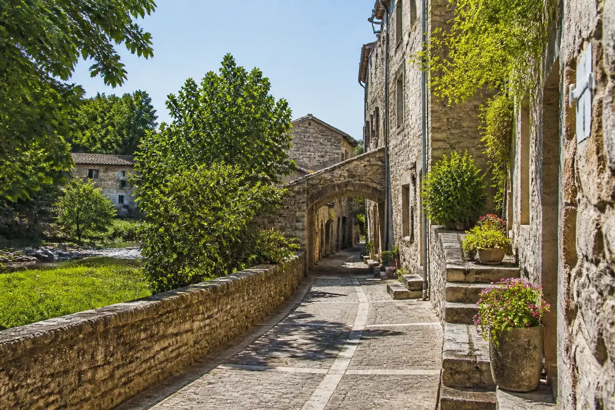 Ardèche Salavas : village, randos et plages à découvrir