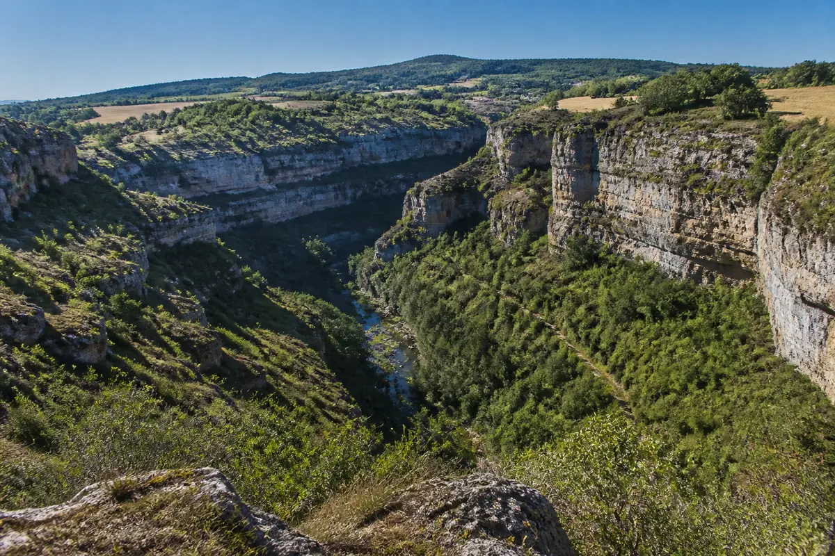Canyon de Bozouls : merveille naturelle et randonnées à découvrir