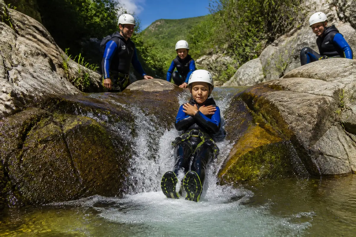 Canyoning famille dans les Pyrénées-Orientales : Top parcours à découvrir !